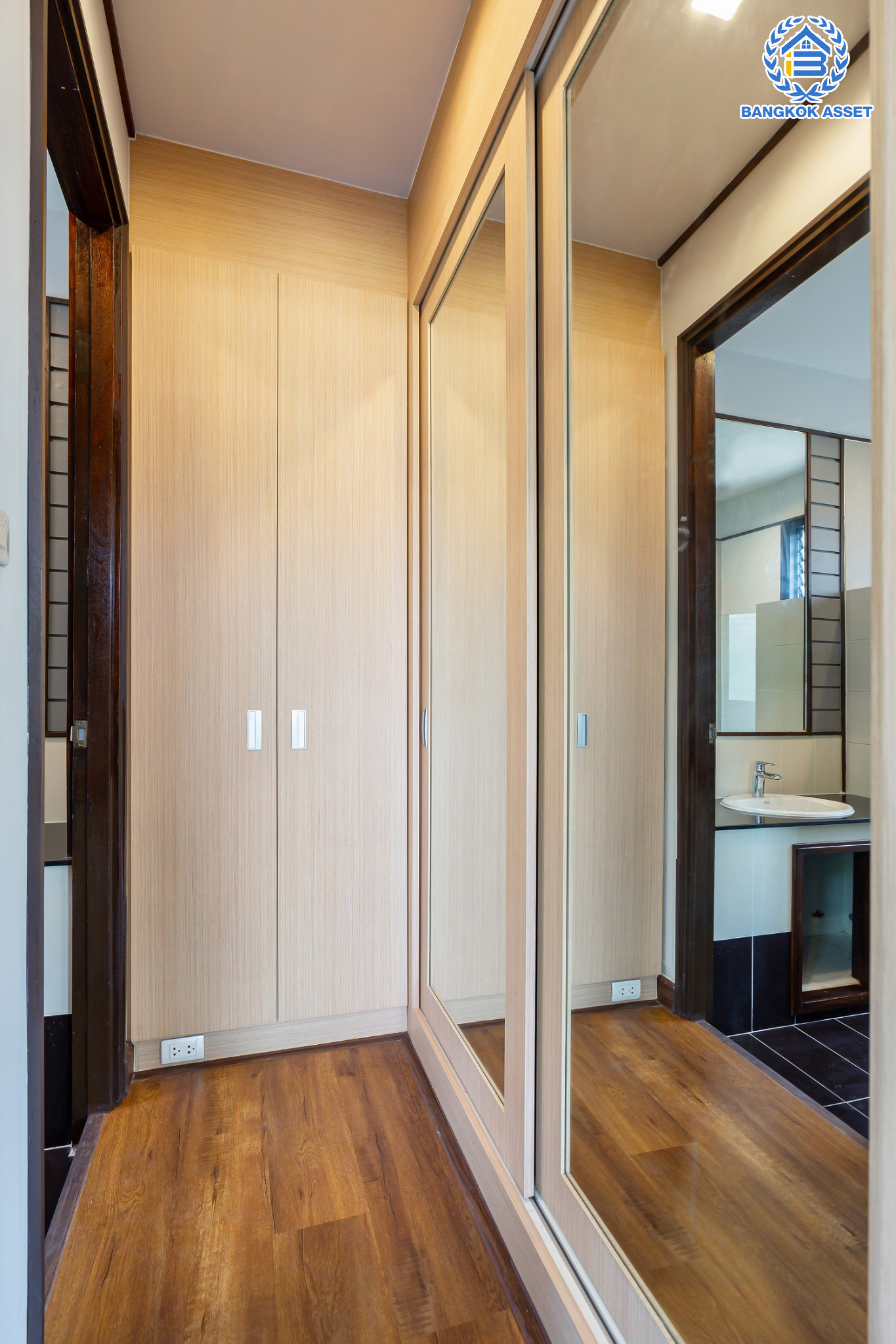 บ้านมือสองตกแต่งใหม่ ม.นราวัลล์ เกษตร-นวมินทร์ บ้านเดี่ยวหลังมุม เนื้อที่ 54.2 ตร.ว. ฟังก์ชันรวม 4 ห้องนอน 3 ห้องน้ำ 1 ห้องอเนกประสงค์ จอดรถได้ 2 คัน กว้างขวาง Built in Furniture พร้อมทุกการใช้งาน บนทำเลใจกลางเมือง! เชื่อมต่อทั้ง ถนนนวมินทร์, ถนนนวลจันทร์, ถ.ลาดพร้าว, ถ.รามอินทรา ใกล้ The Walk เกษตรนวมินทร์, ทางด่วนรามอินทรา และรถไฟฟ้าสายสีน้ำตาล "สถานีนวลจันทร์"